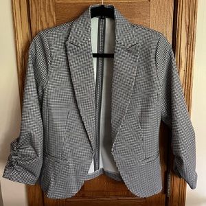 Clean fitting plaid blazer